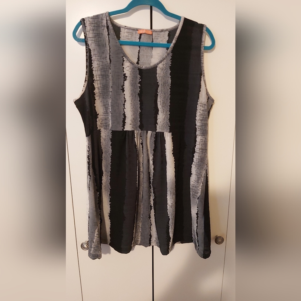 Simply ASTER by Firmiana colorblock black gray tunic